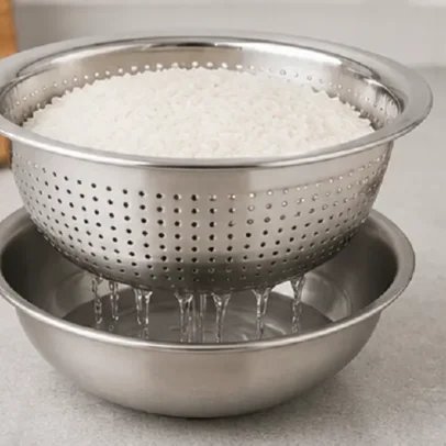 Stainless steel colander strainer bowl with drainage holes,.